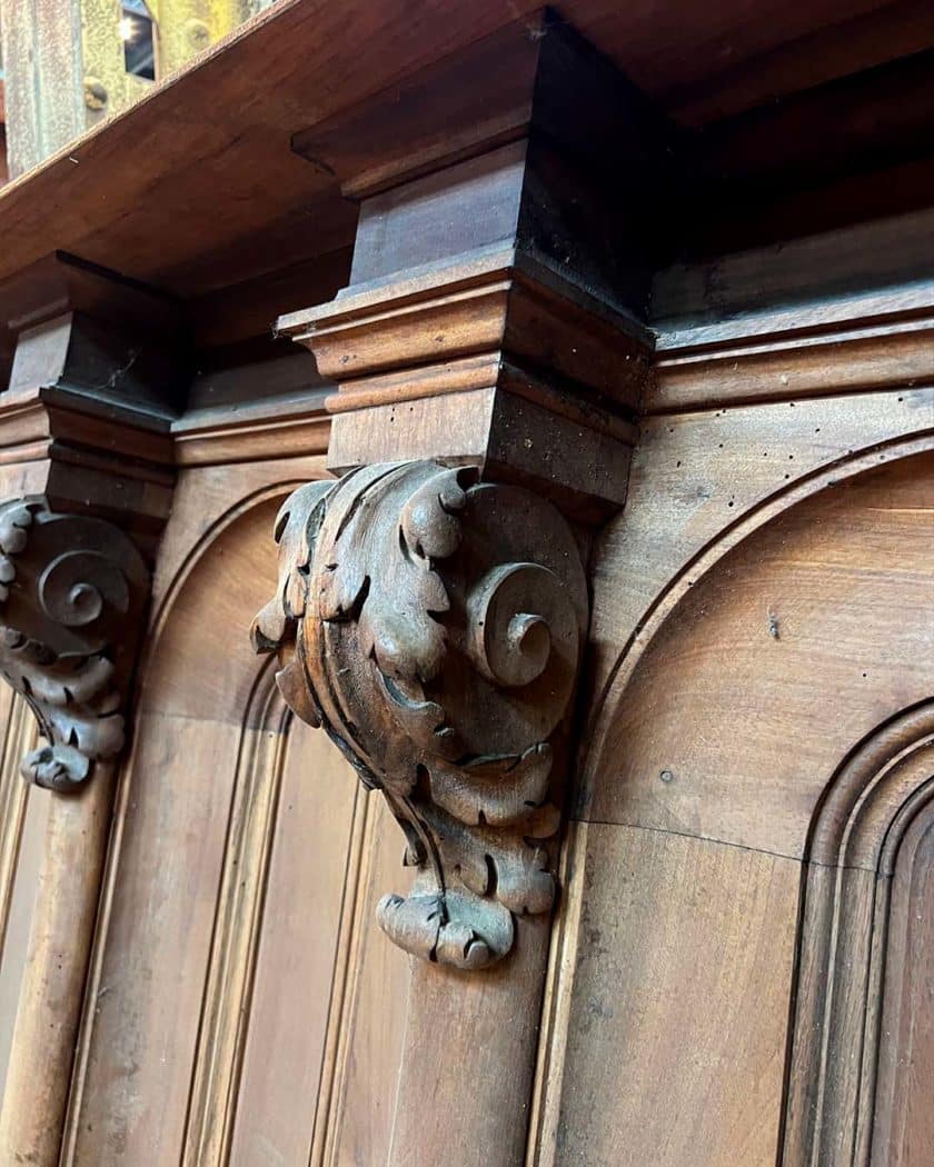 Cinq éléments de boiserie en bois sculpté, 9,8m details