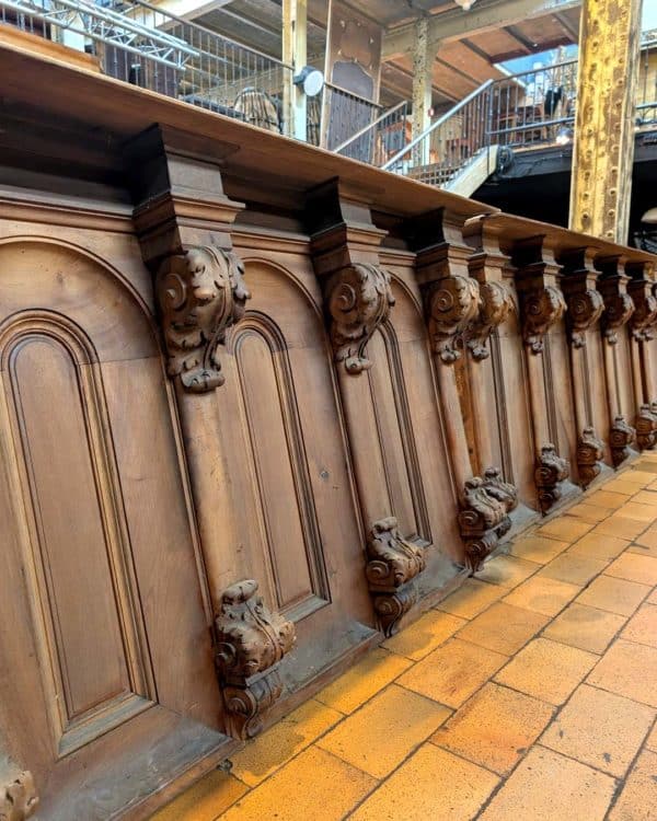 Cinq éléments de boiserie en bois sculpté, 9,8m zoom