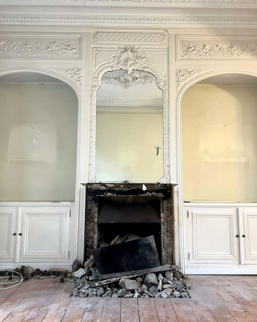 Boiserie d'entourage de cheminée avec paire d'alcove front