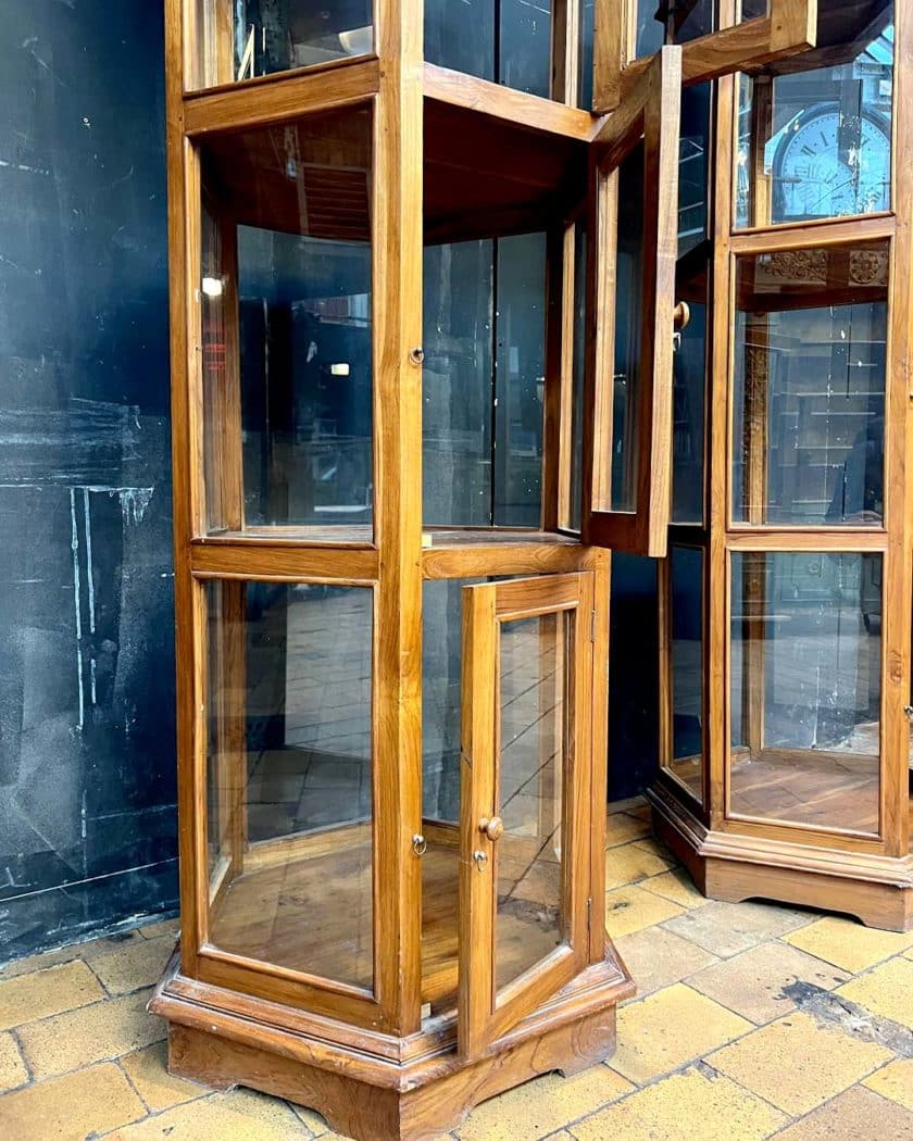 Paire de vitrine octogonale down