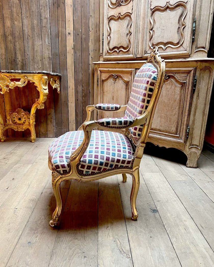 Fauteuils en bois naturel mouluré et sculpté side