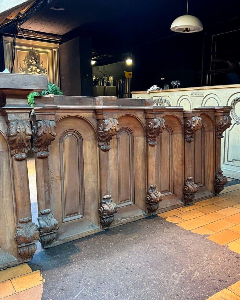 Cinq éléments de boiserie en bois sculpté, 9,8m right