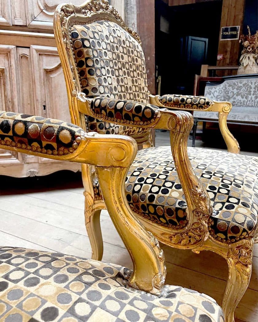 Paire de fauteuils en bois naturel mouluré et sculpté zoom