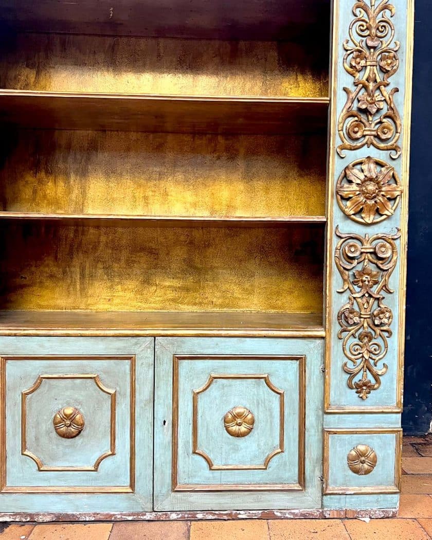 Etagère-bibliothèque en bois laqué et doré details