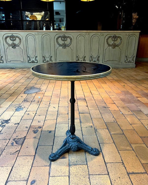 Tables bistrot, piètement en fonte tripode
