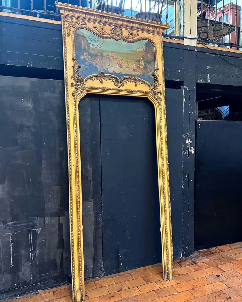 Élément de boiserie, linteau de porte, en bois sculpté
