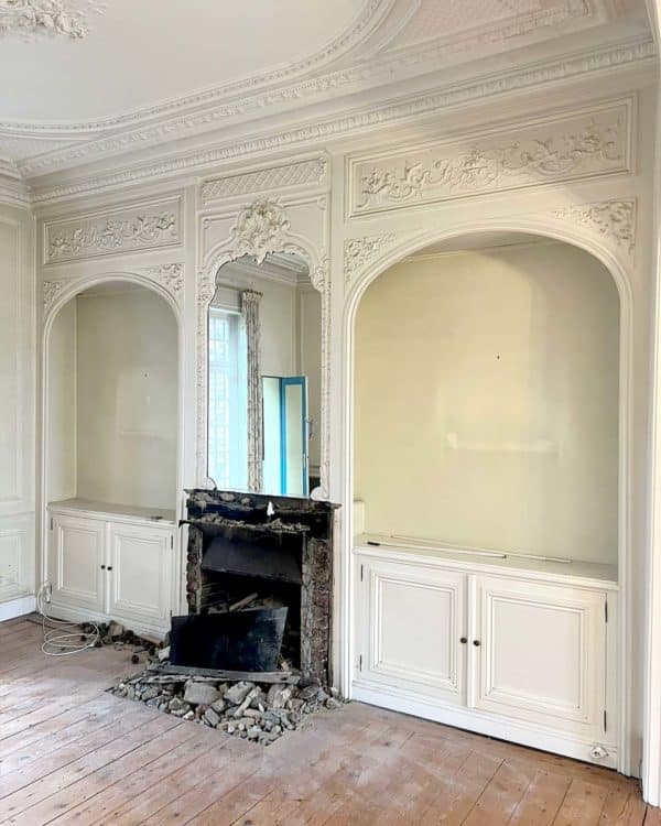 Boiserie d'entourage de cheminée avec paire d'alcove