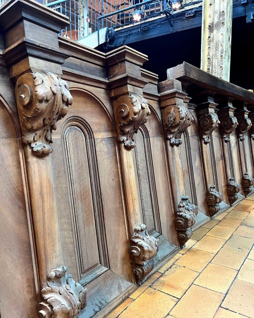 Cinq éléments de boiserie en bois sculpté, 9,8m down