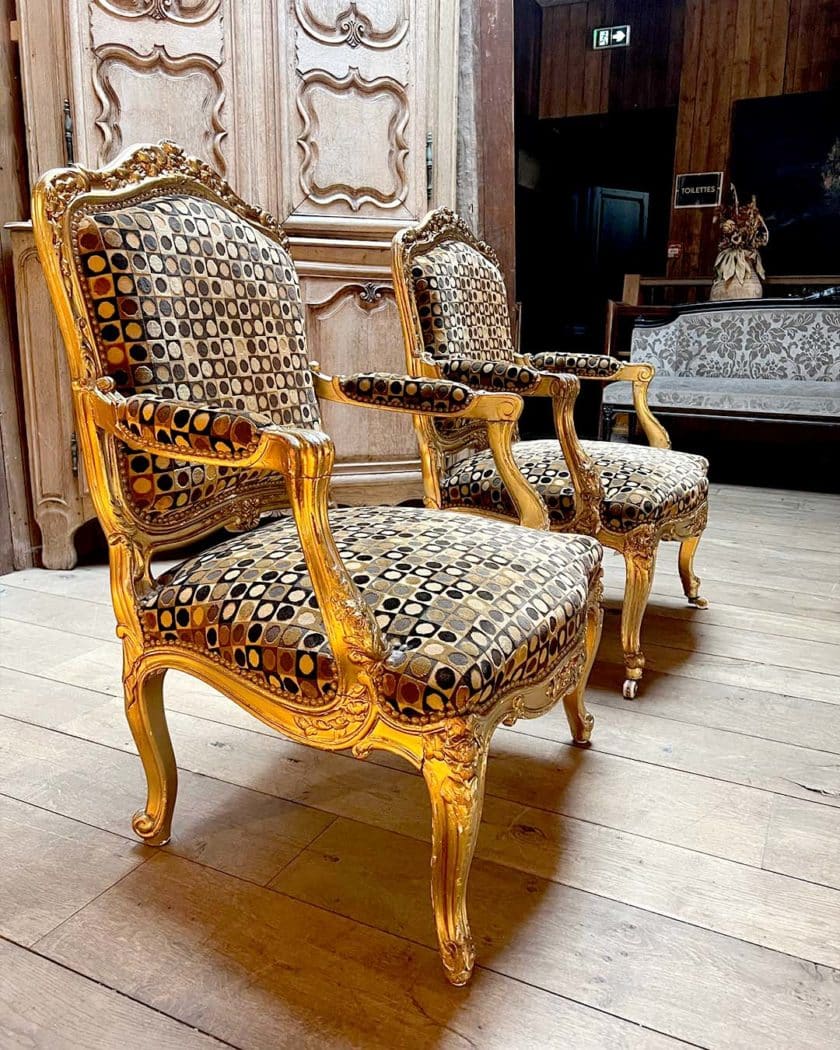 Paire de fauteuils en bois naturel mouluré et sculpté side