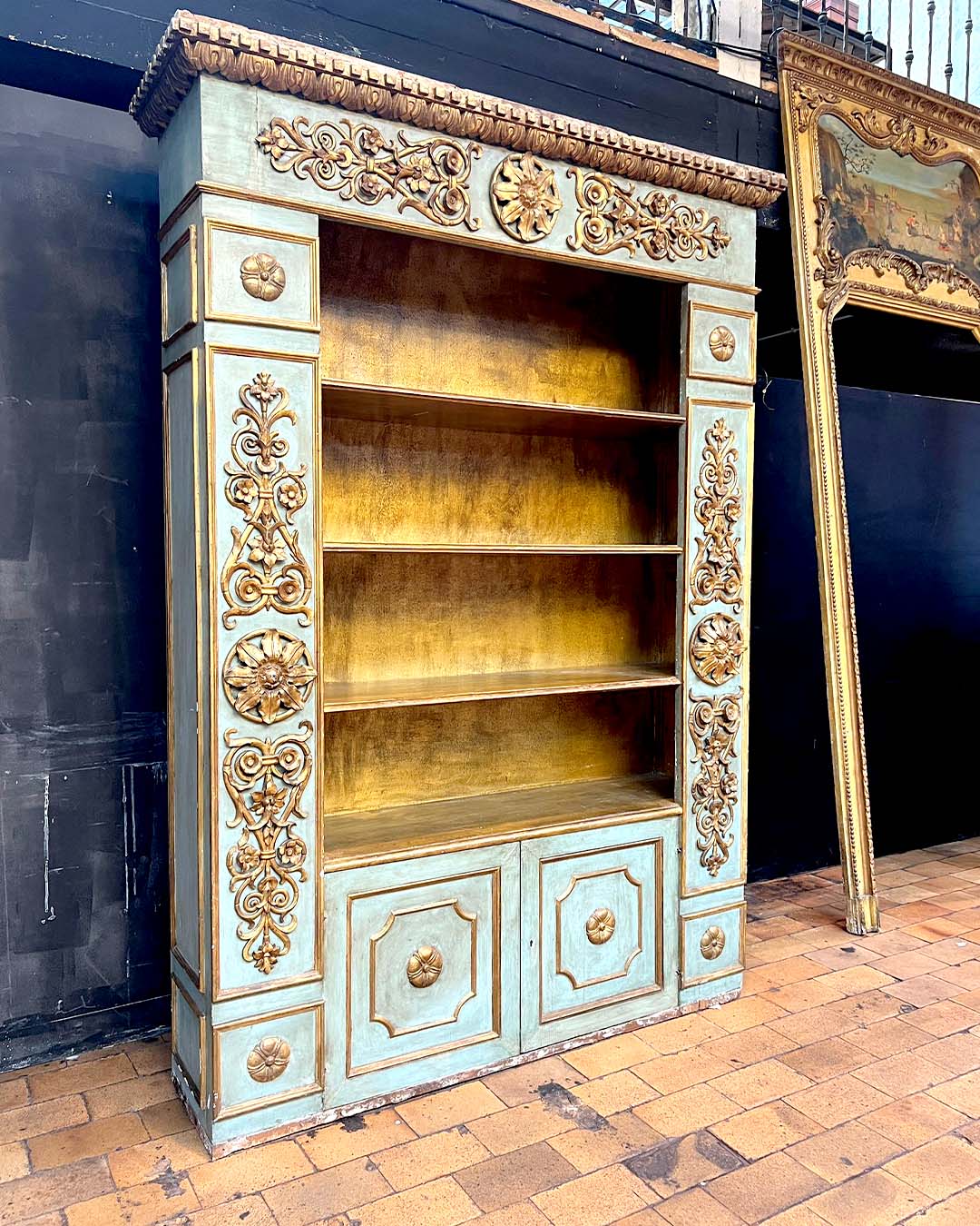 Etagère-bibliothèque en bois laqué et doré | Matériaux Authentiques Etagère-bibliothèque en bois laqué et doré