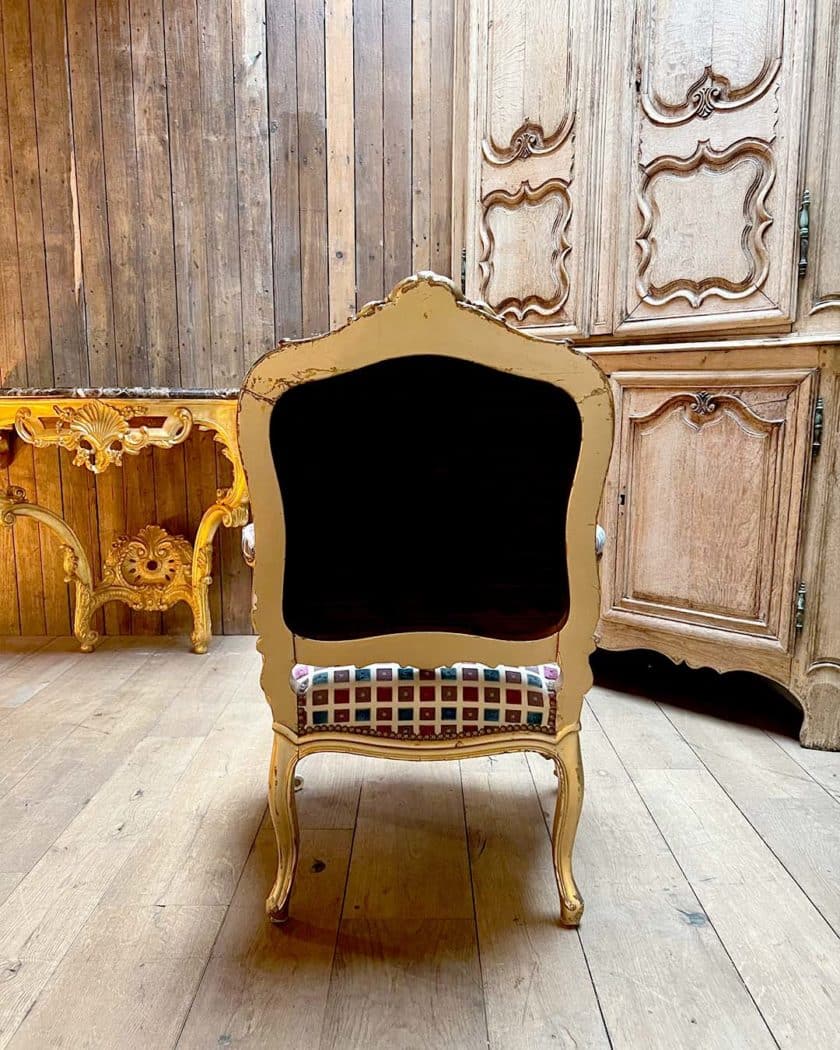 Fauteuils en bois naturel mouluré et sculpté back