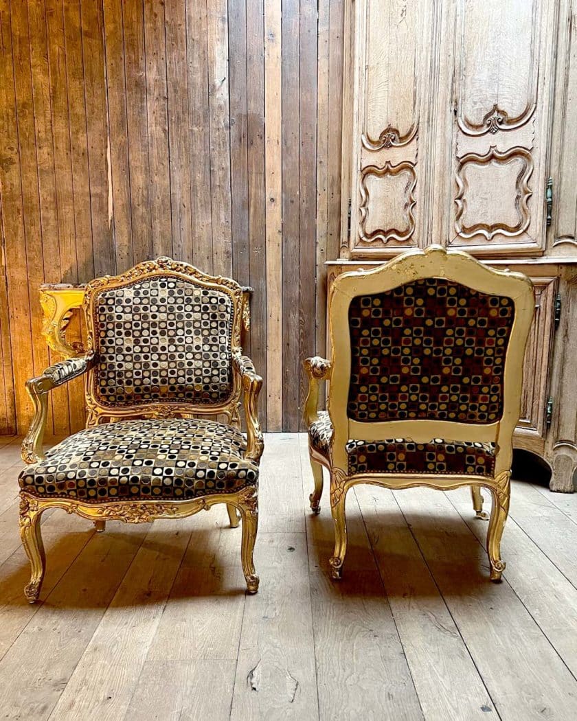 Paire de fauteuils en bois naturel mouluré et sculpté back