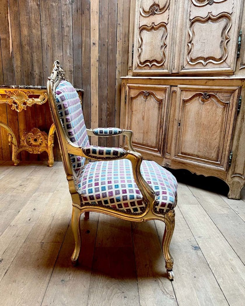 Fauteuils en bois naturel mouluré et sculpté side 1