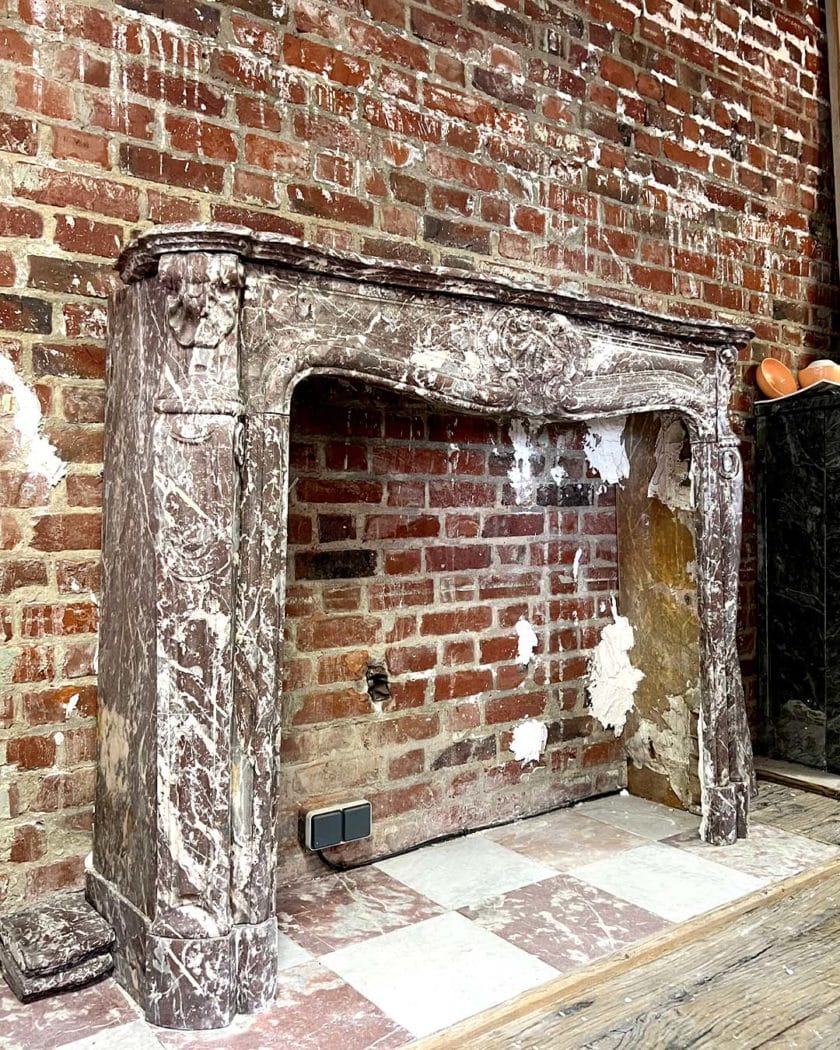 Cheminée de style Louis XV en marbre rouge 1