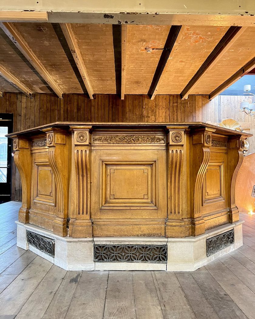 Bar circulaire en chêne des années 1920 front | Matériaux Authentiques Bar circulaire en chêne des années 1920 front