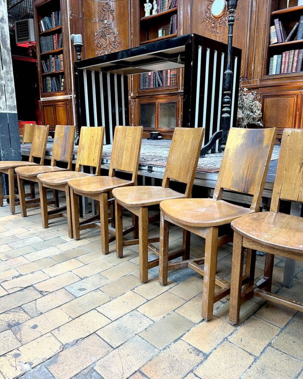 Lot de 13 chaises provenant du restaurant Ma bourgogne à Paris