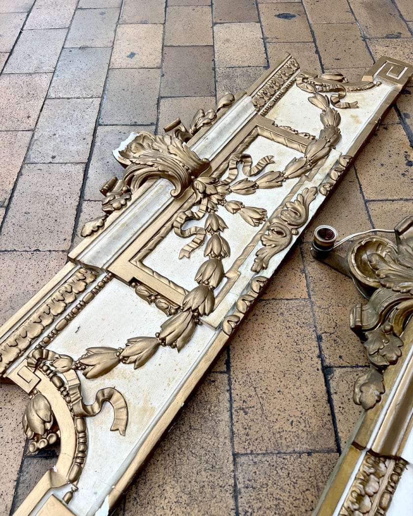Paire de frontons en bois sculpté d'esprit Louis XVI