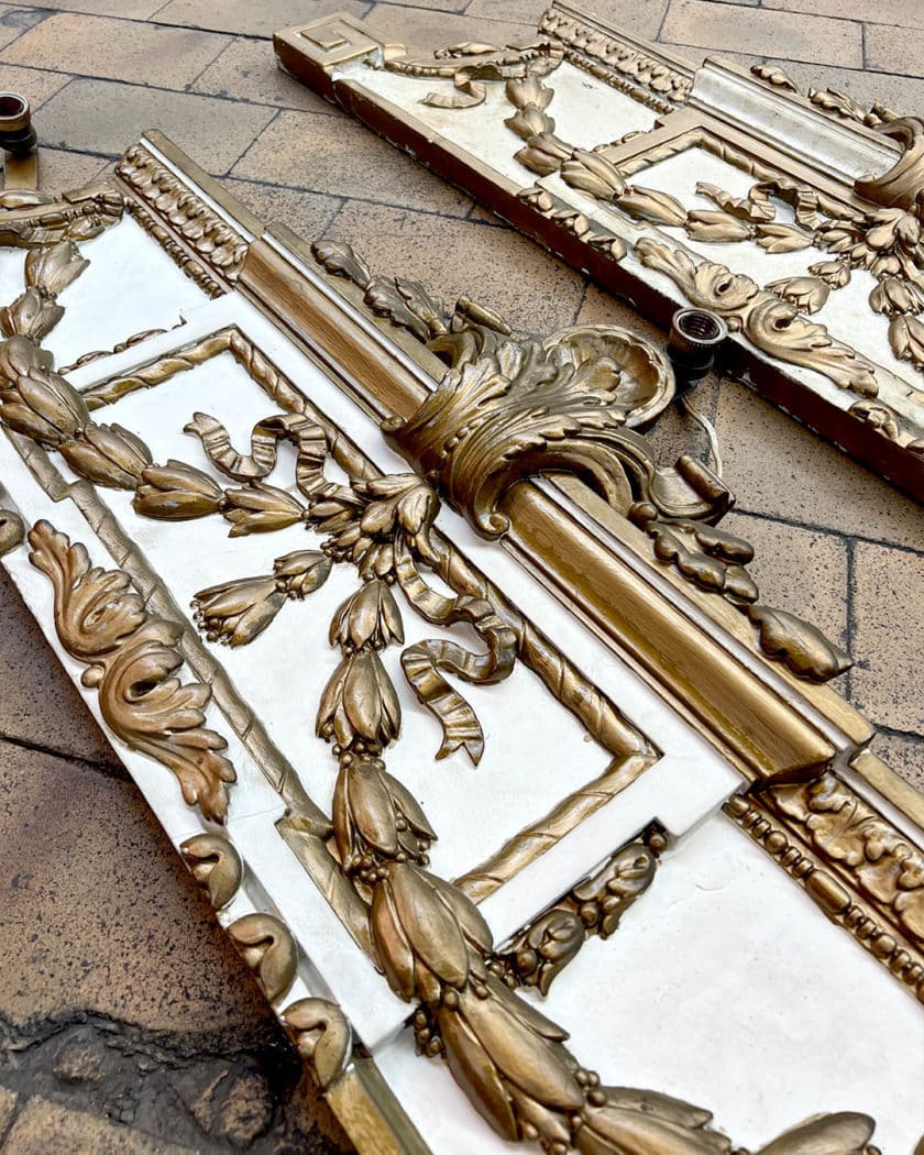 Paire de frontons en bois sculpté d'esprit Louis XVI