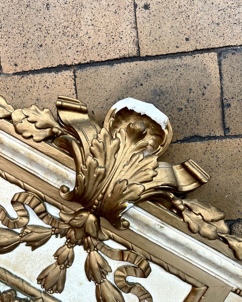 Paire de frontons en bois sculpté d'esprit Louis XVI