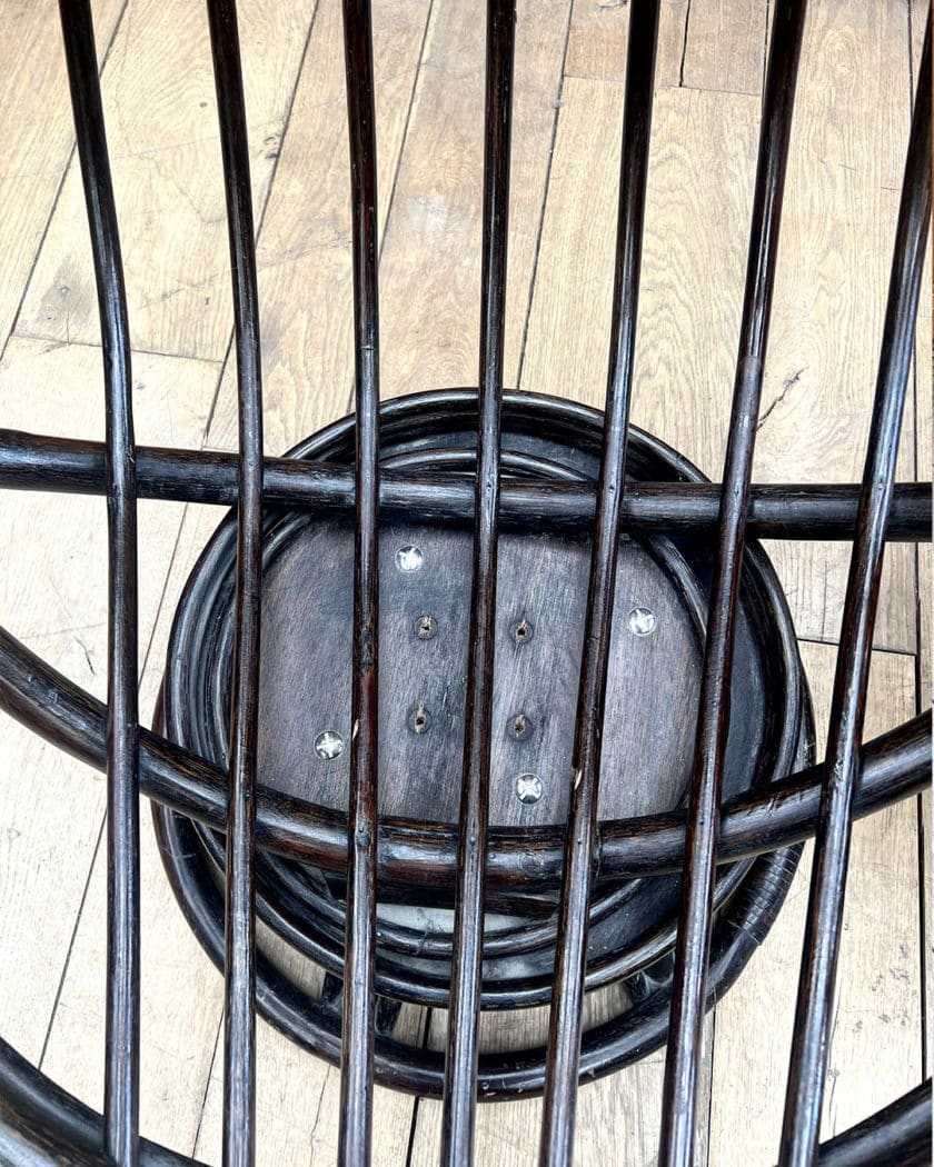 Paire de fauteuils en rotin noirci avec coussins capitonnés beiges