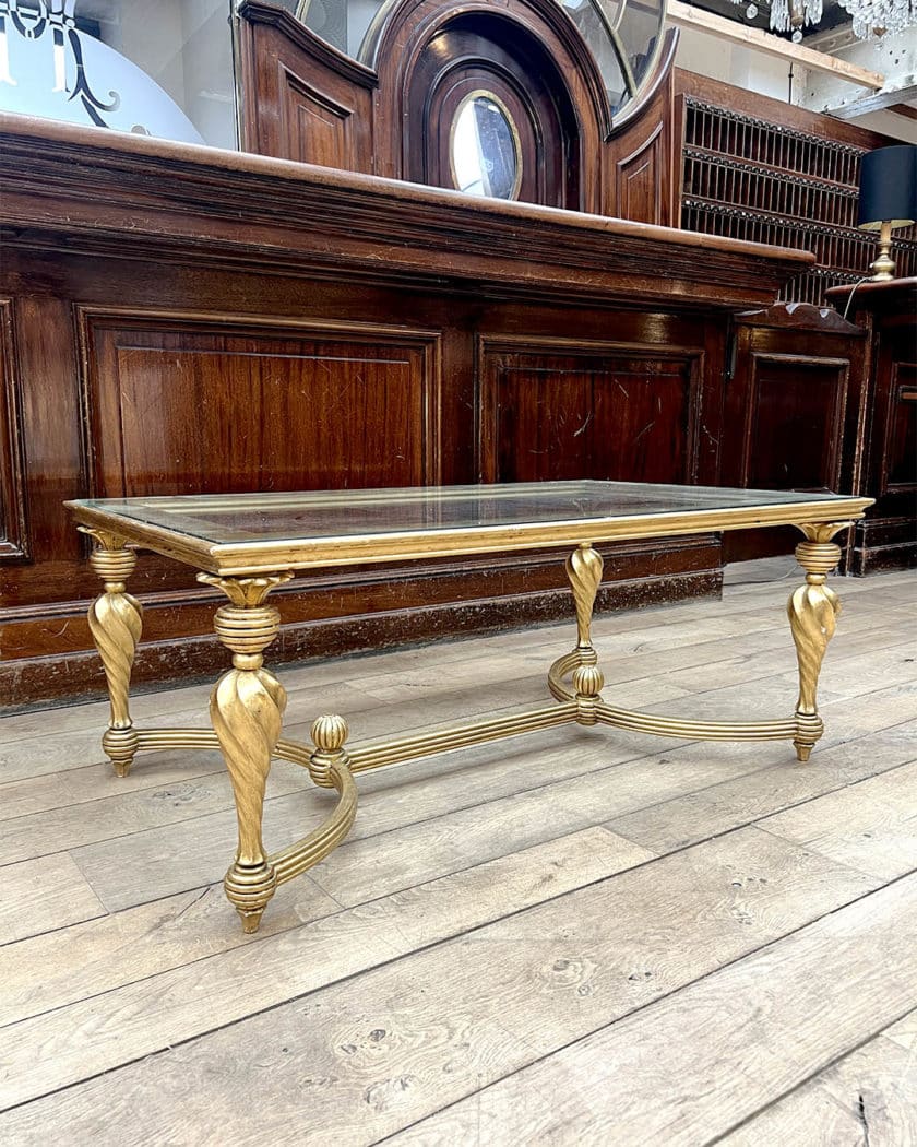 Paire de table basse en bois mouluré et doré
