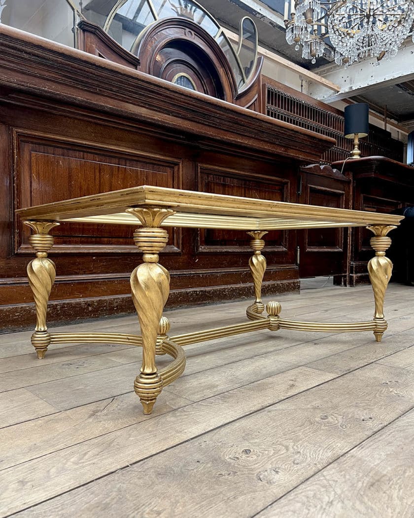 Paire de table basse en bois mouluré et doré