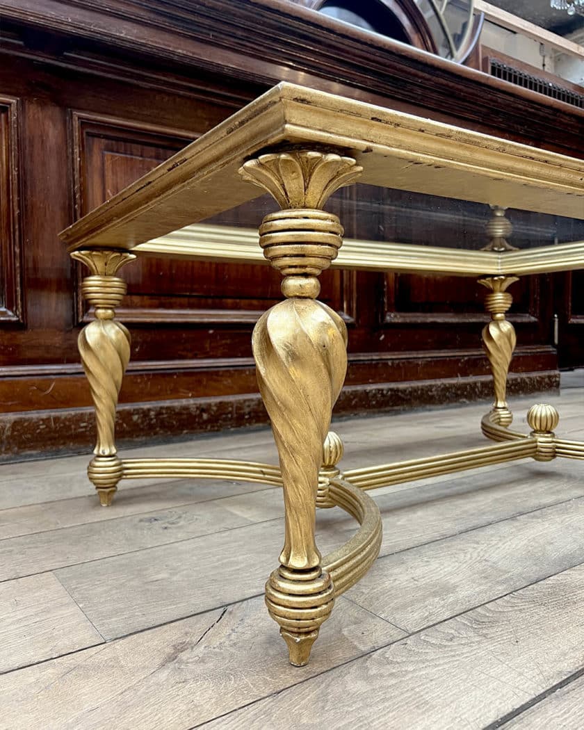 Paire de table basse en bois mouluré et doré