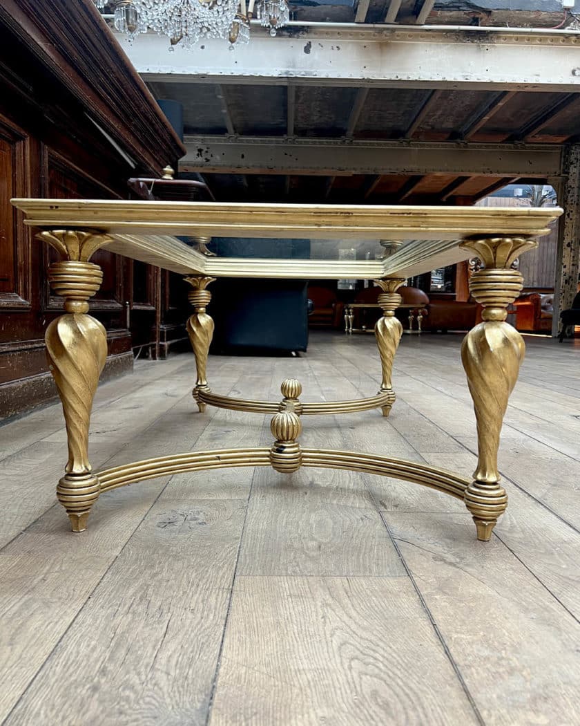 Paire de table basse en bois mouluré et doré