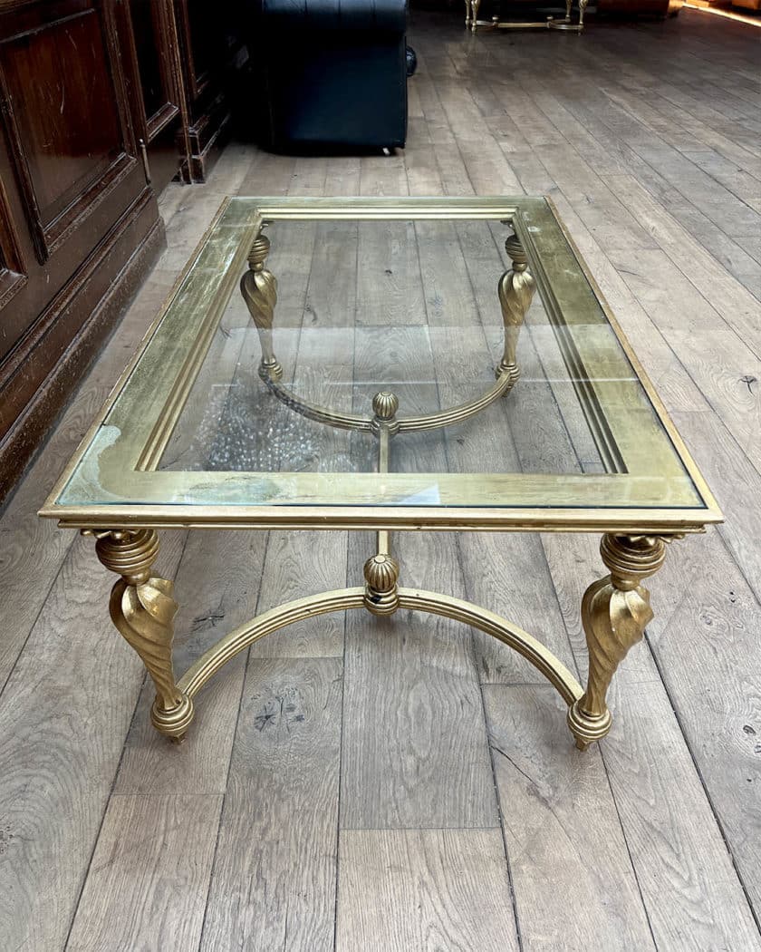 Paire de table basse en bois mouluré et doré