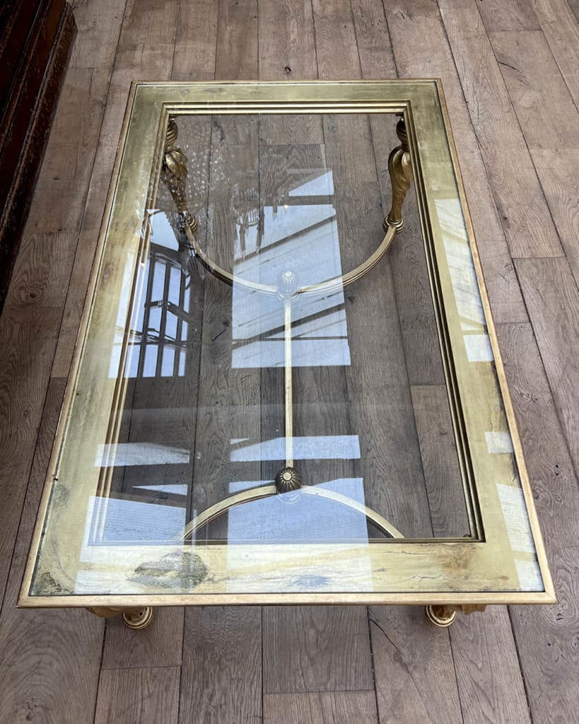 Paire de table basse en bois mouluré et doré