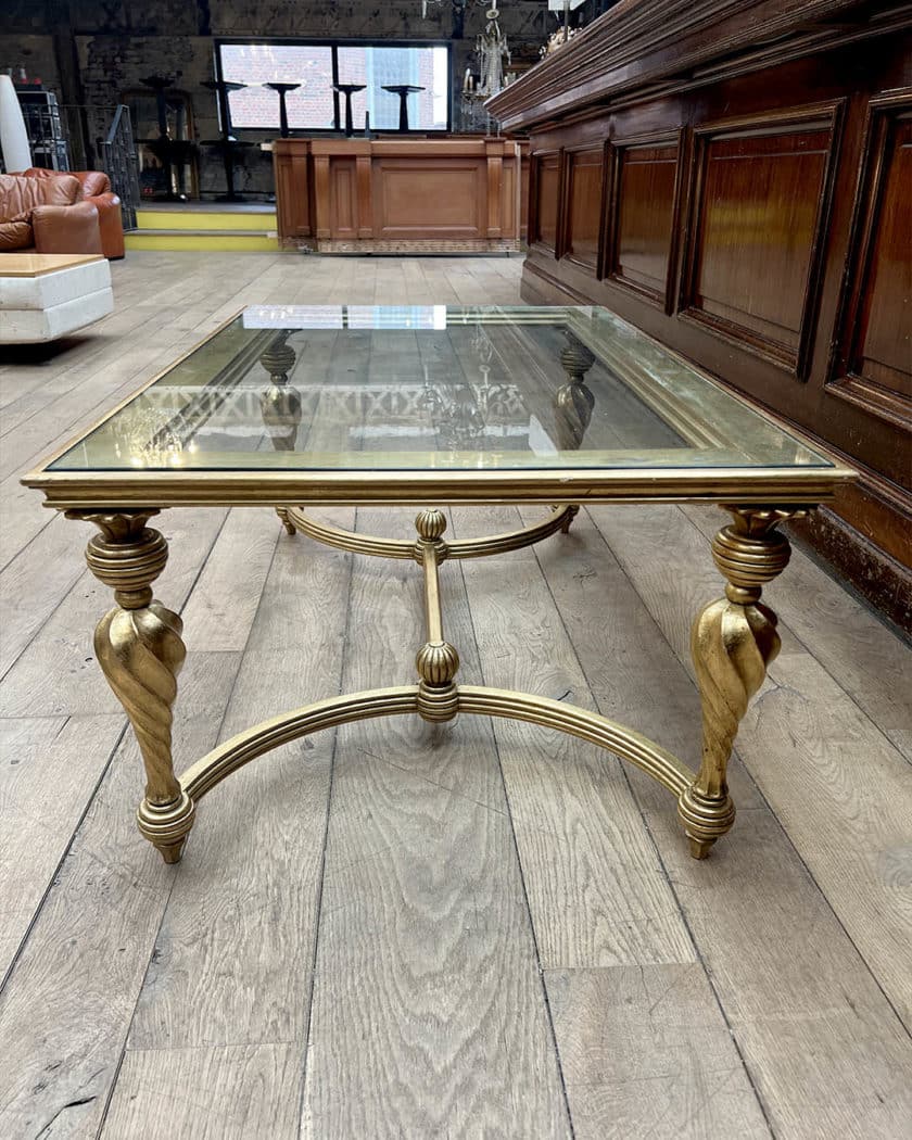 Paire de table basse en bois mouluré et doré