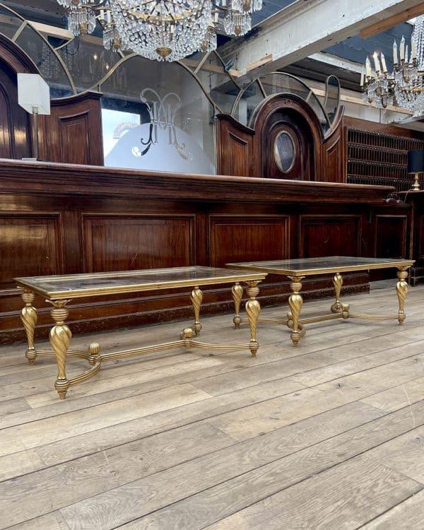 Paire de table basse en bois mouluré et doré