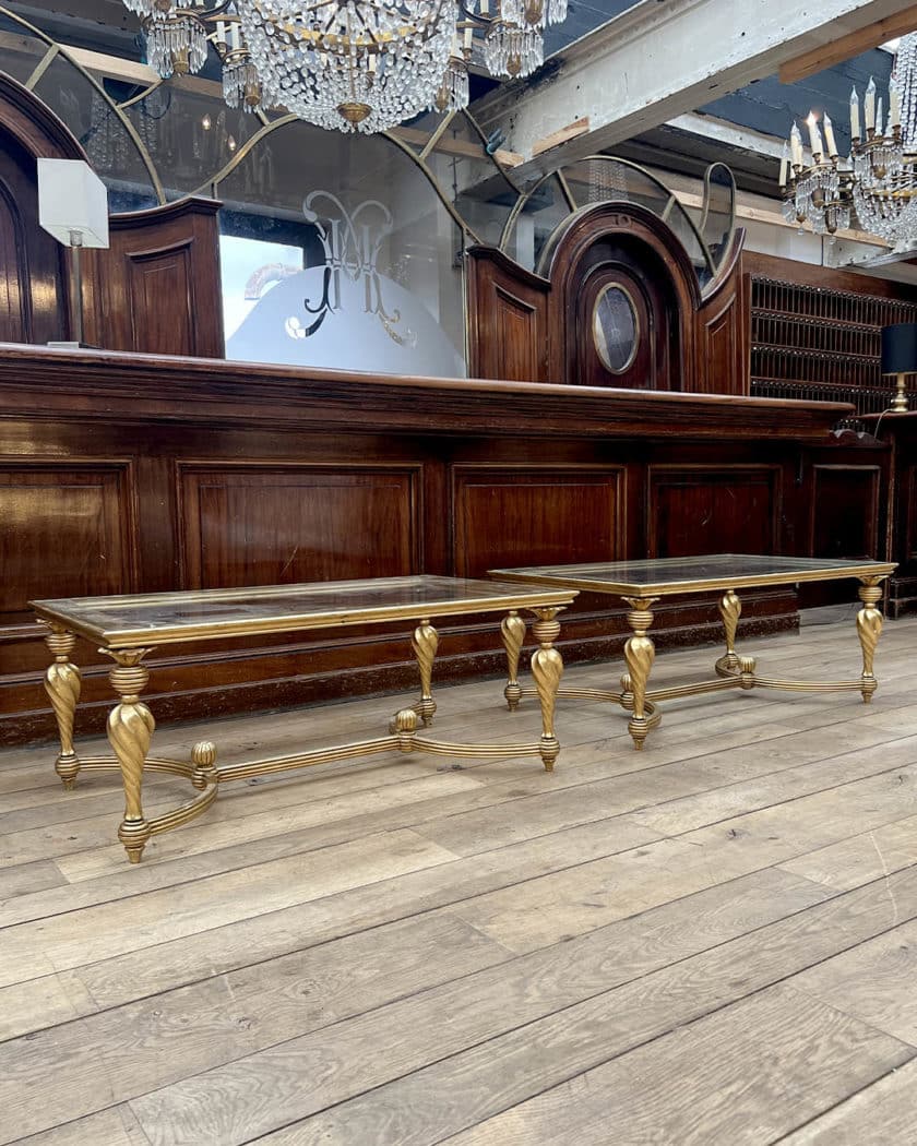Paire de table basse en bois mouluré et doré