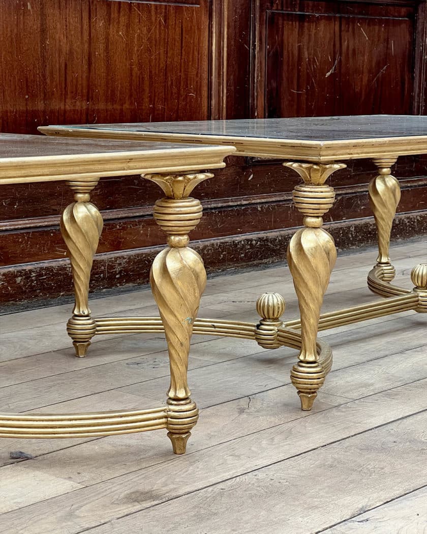 Paire de table basse en bois mouluré et doré