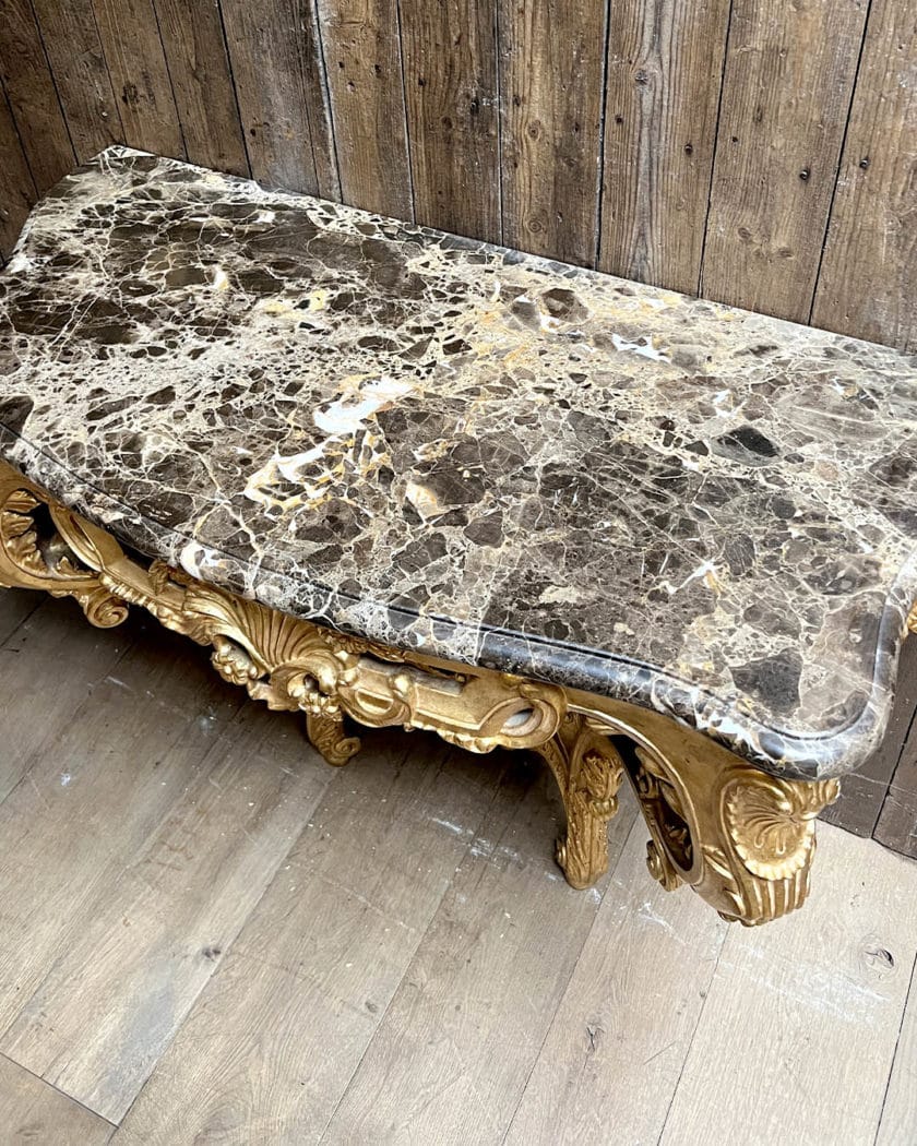 Console en bois mouluré, plateau marbre