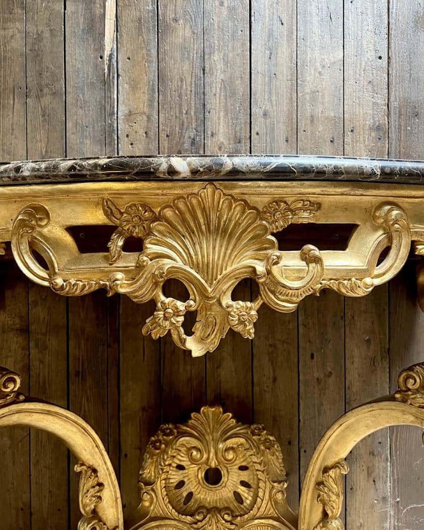 Console en bois mouluré, plateau marbre