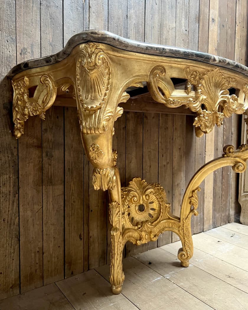 Console en bois mouluré, plateau marbre