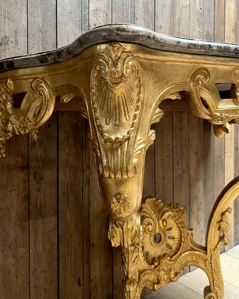 Console en bois mouluré, plateau marbre