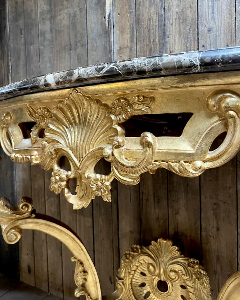 Console en bois mouluré, plateau marbre