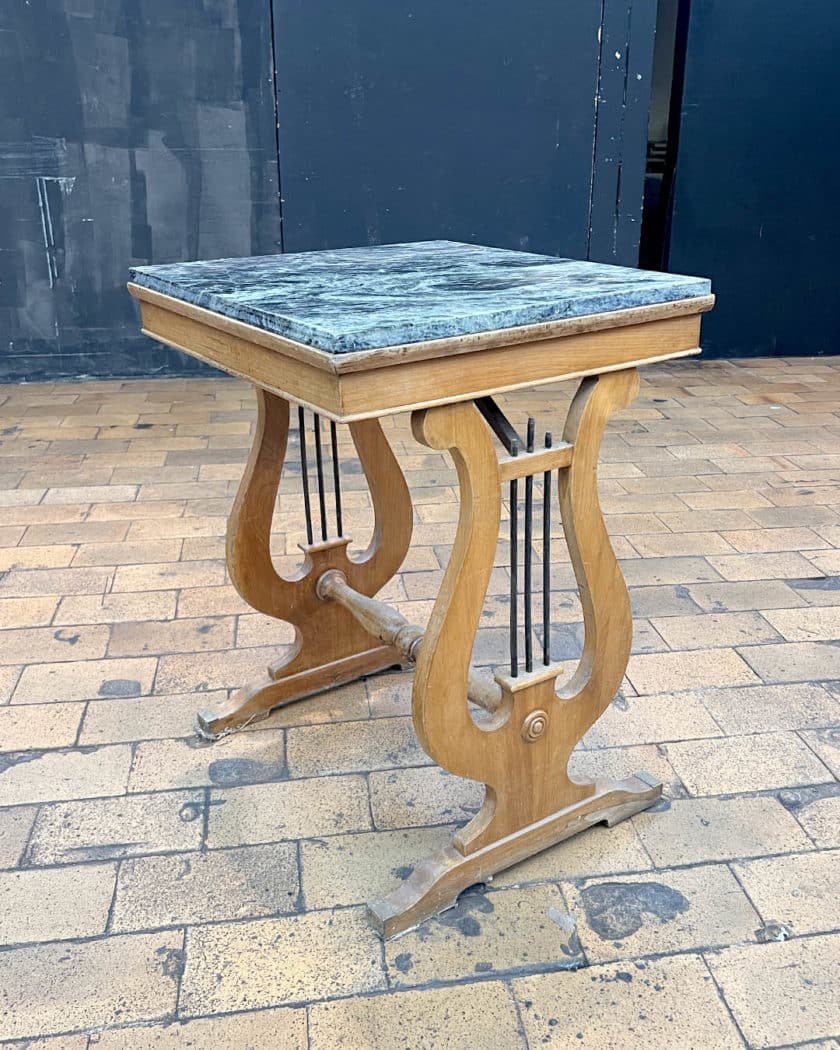 Table de bistrot à piétement lyre, plateau en marbre vert