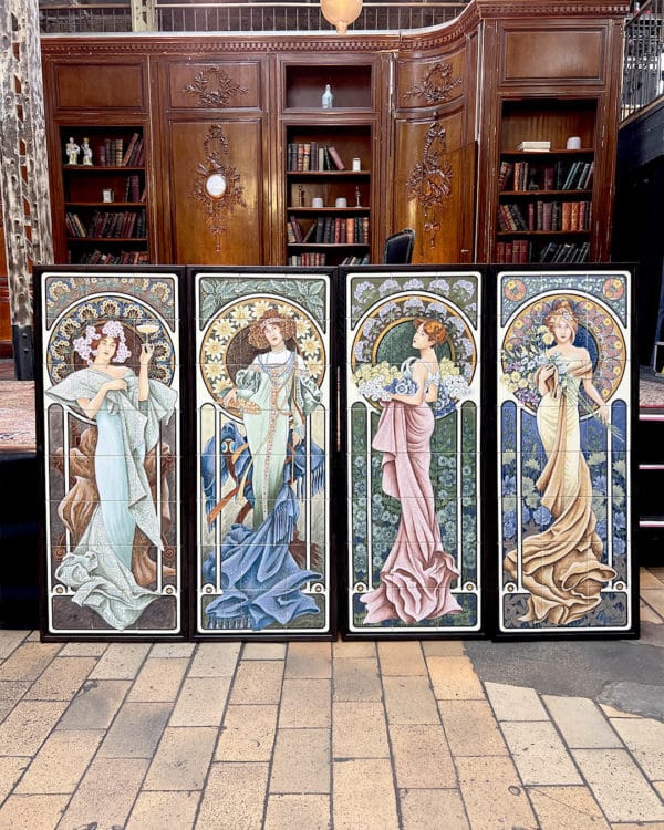 Lot contemporain en céramique d'après MUCHA