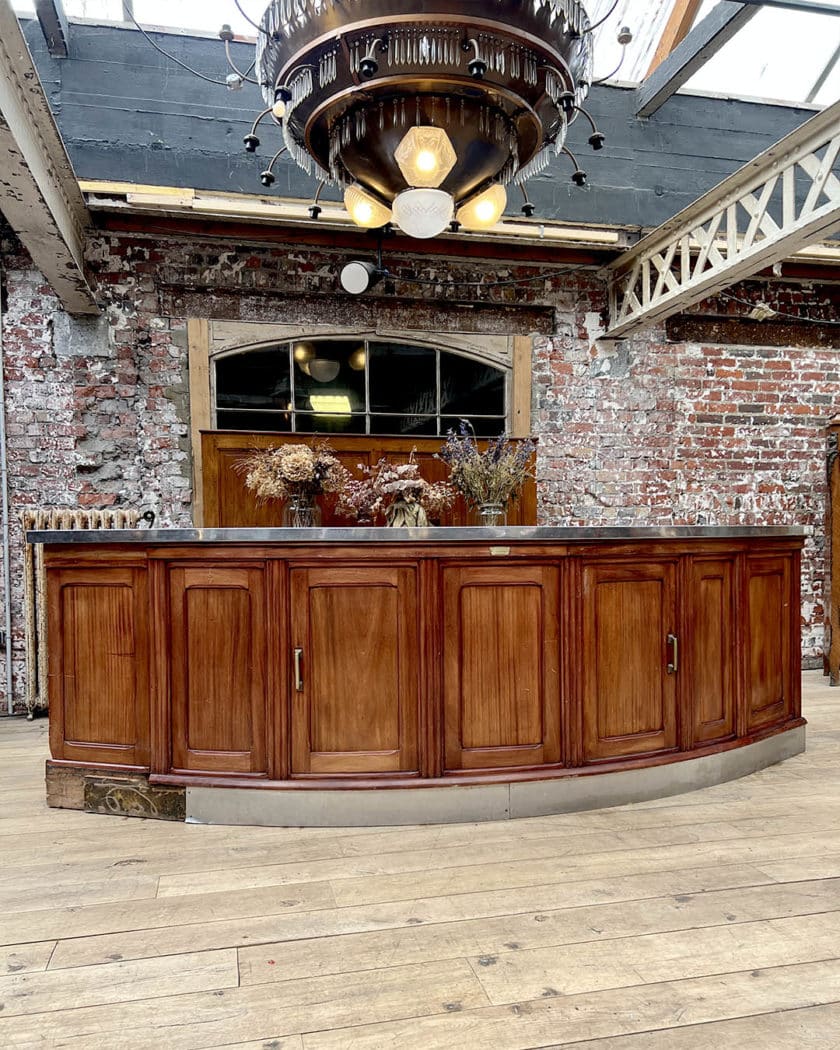 Bar arondi avec plateau et plinthe inox, circa 1930