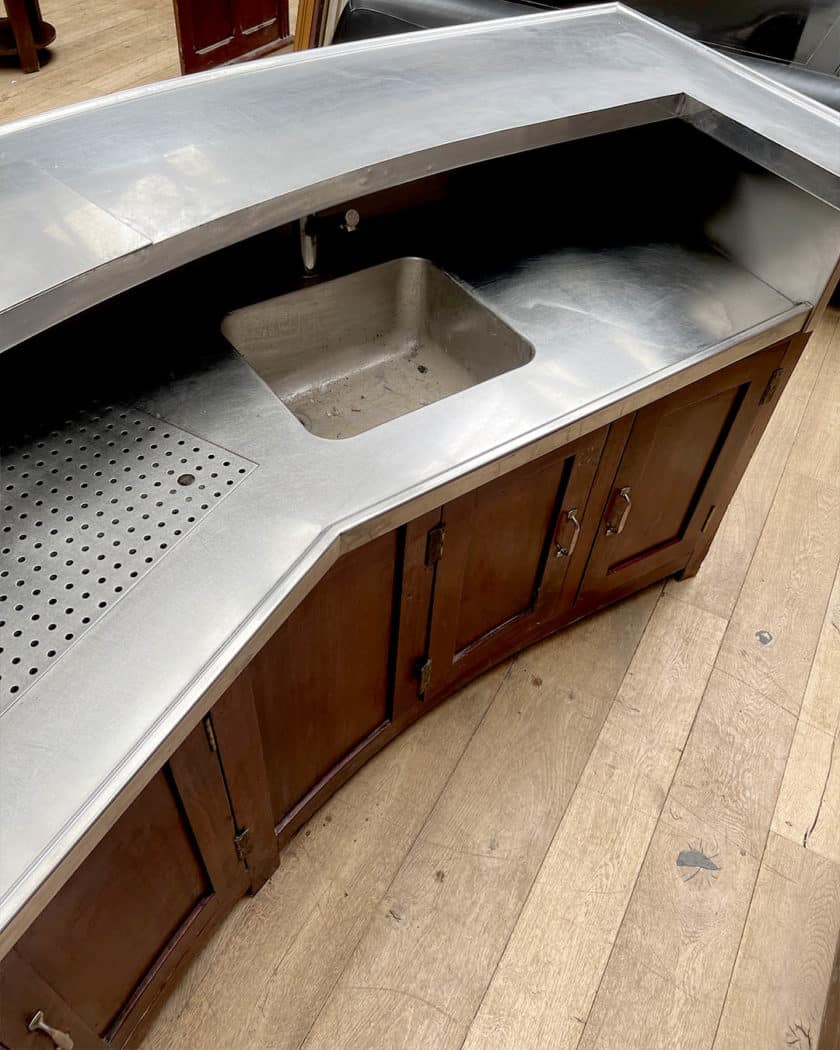 Bar arondi avec plateau et plinthe inox, circa 1930