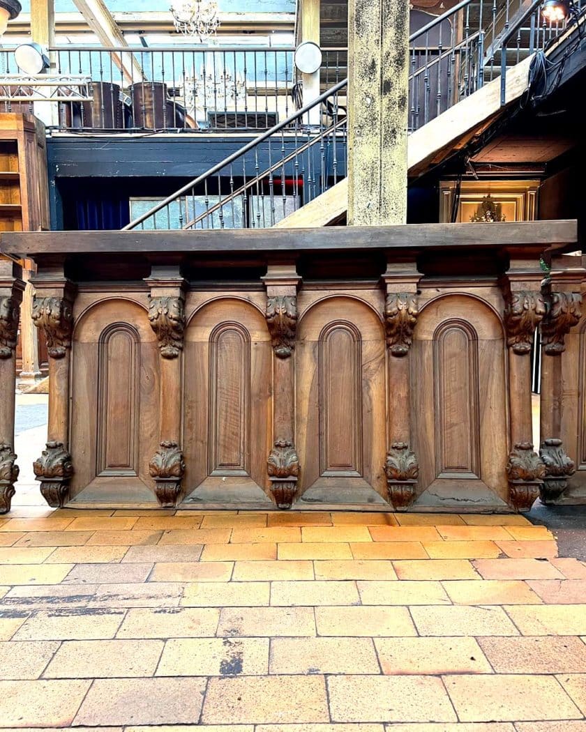 Cinq éléments de boiserie en bois sculpté, 9,8m front