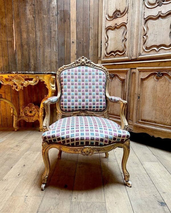 Fauteuils en bois naturel mouluré et sculpté front