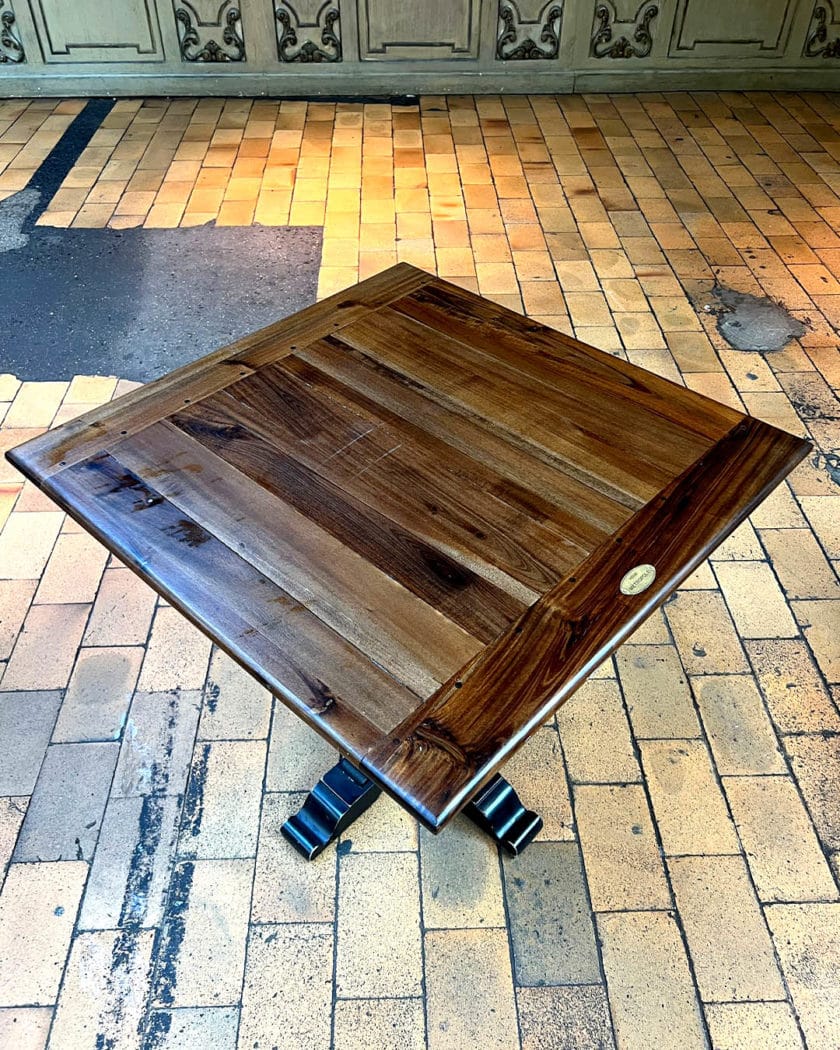 Table piètement en bois peint en noir top
