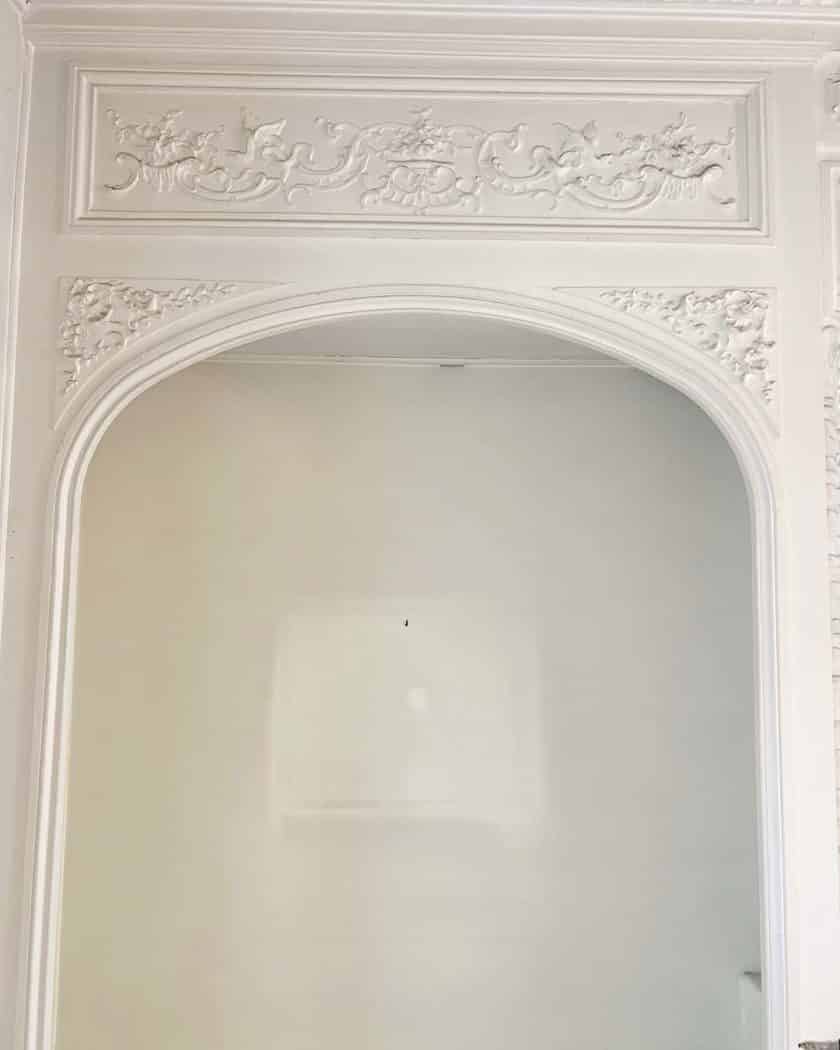 Boiserie d'entourage de cheminée avec paire d'alcove 1