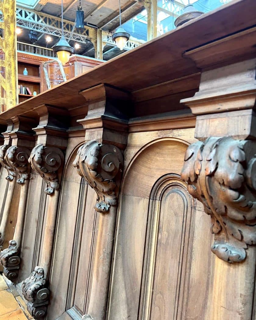 Cinq éléments de boiserie en bois sculpté, 9,8m zoom 1
