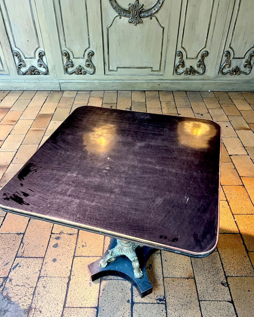 Paire de tables carrées en métal en bronze doré top