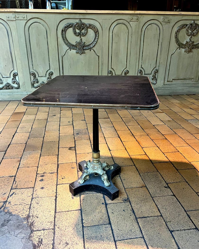 Paire de tables carrées en métal en bronze doré